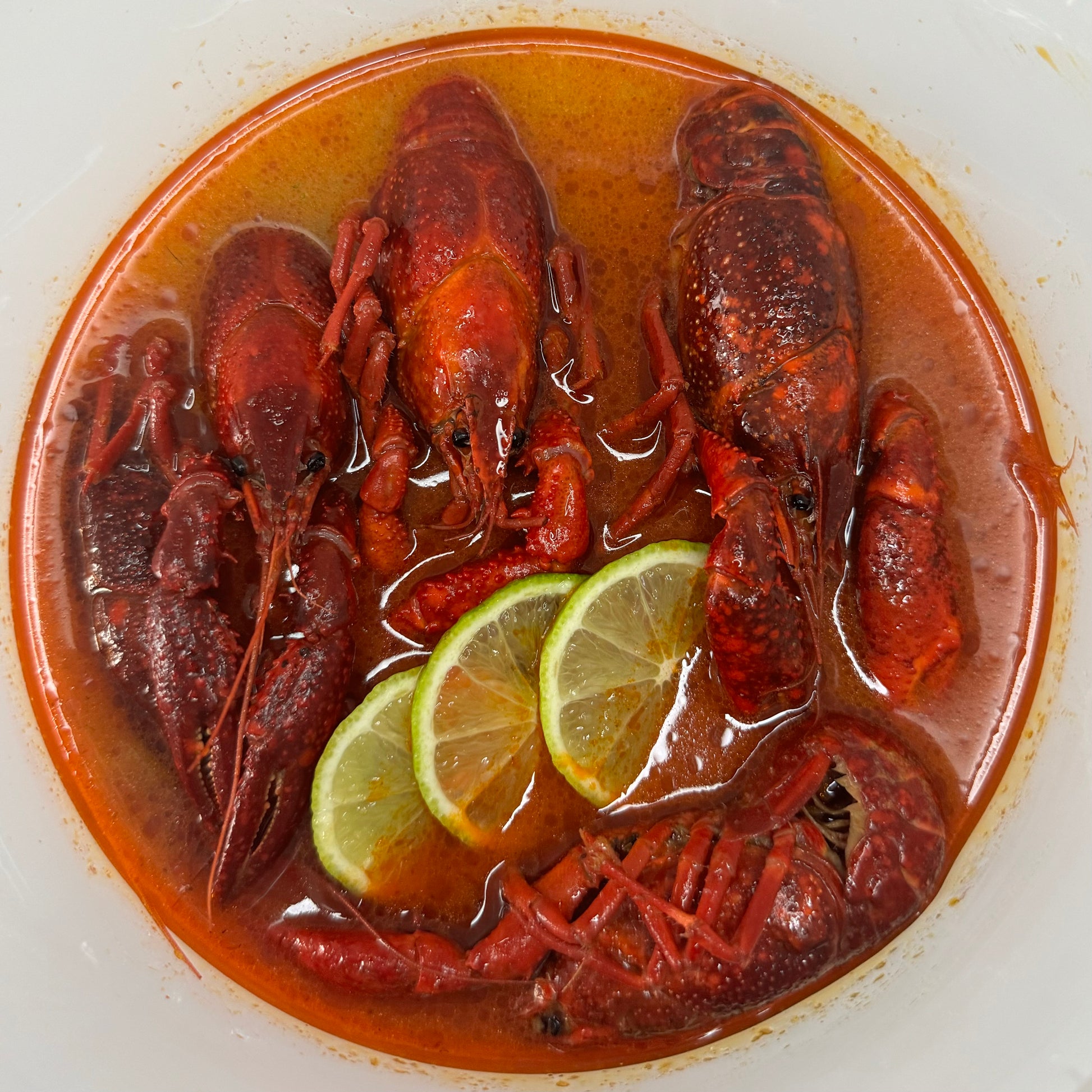 Raki_De-Flusskrebse in scharfer Tom-Yum-Sose – inspiriert von Thai-Küche. Frisch gekocht in Deutschland
, mit Soße vakuumverpackt und deutschlandweit geliefert. rakide.de und rakide.com 1kg