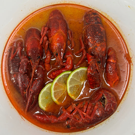 Raki_De-Flusskrebse in scharfer Tom-Yum-Sose – inspiriert von Thai-Küche. Frisch gekocht in Deutschland
, mit Soße vakuumverpackt und deutschlandweit geliefert. rakide.de und rakide.com 1kg