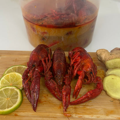 Raki_De-Flusskrebse in scharfer Tom-Yum-Sose – inspiriert von Thai-Küche. Frisch gekocht in Deutschland, mit Soße vakuumverpackt und deutschlandweit geliefert. rakide.de und rakide.com